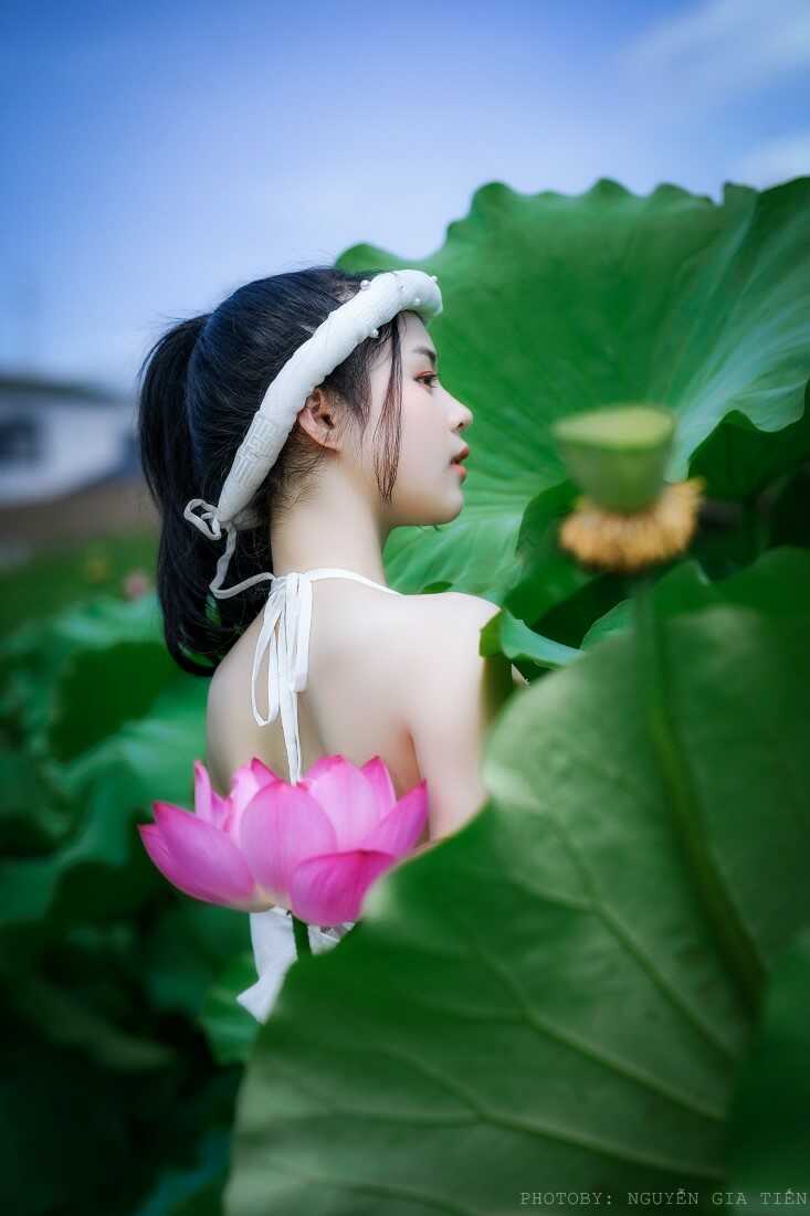 Cách tạo dáng chụp ảnh với hoa sen đẹp hút hồn