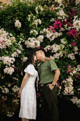 10 Kiểu tạo dáng chụp ảnh cặp đôi đẹp xu hướng 2021