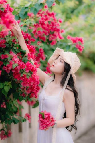 Hướng dẫn tạo dáng chụp ảnh với hoa giấy đẹp xuất sắc