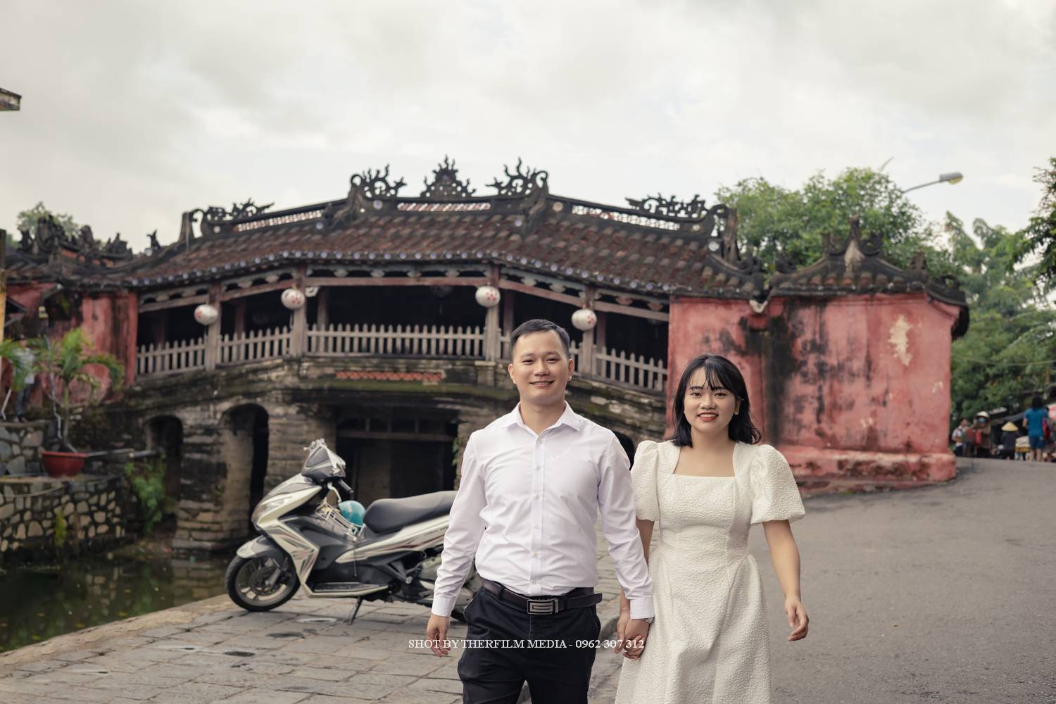 chụp ảnh couple ở chùa cầu